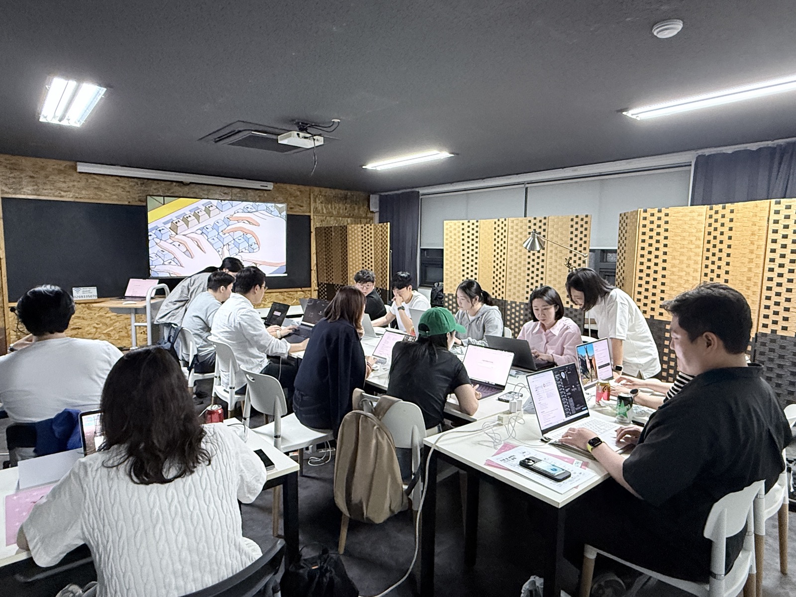 노트북 펴고 실습 중인 참가자들